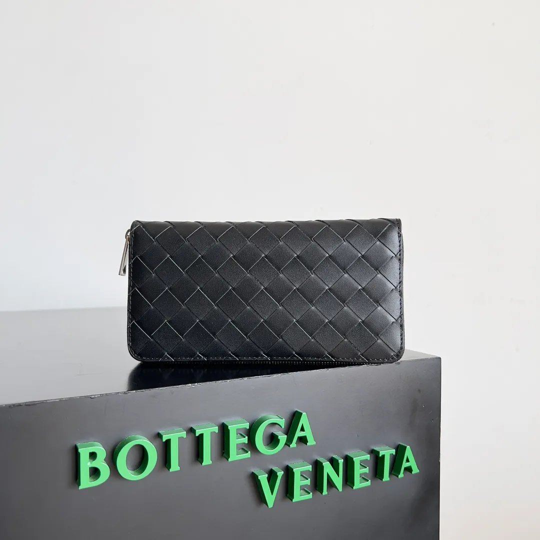 Batch 960 BV wallet has a low-key appearance and a simple and attractive woven design. It can be used as a gift for men🎁. It has enough space and is very practical. It can also be used by girls. The zipper is smooth and the wiring is meticulous. It is low-key and not exaggerated. Style number: 593217 Size: 19*10*2